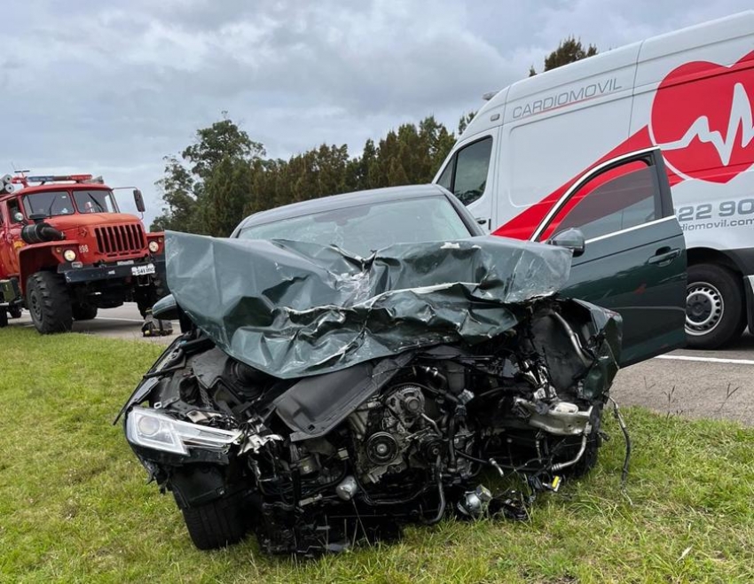 As&iacute; qued&oacute; el coche que ven&iacute;a a contramano.