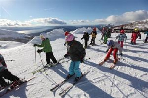 La familia Amendola, de Brasil, disfruta a pleno del Cerro Catedral con los trajes t&iacute;picos para afrontar el fr&iacute;o. 