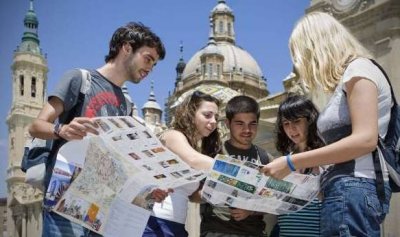 Turistas europeos tratan de ahorrar en sus compras para seguir viajando pese a la crisis
