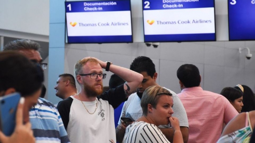 Pasajeros hacen fila en el mostrador cerrado de la agencia Thomas Cook en el aeropuerto de Canc&uacute;n, M&eacute;xico, el 23 de septiembre.