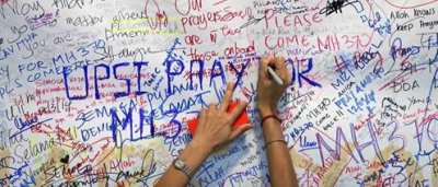 Un mujer escribe un mensaje de apoyo a los pasajeros