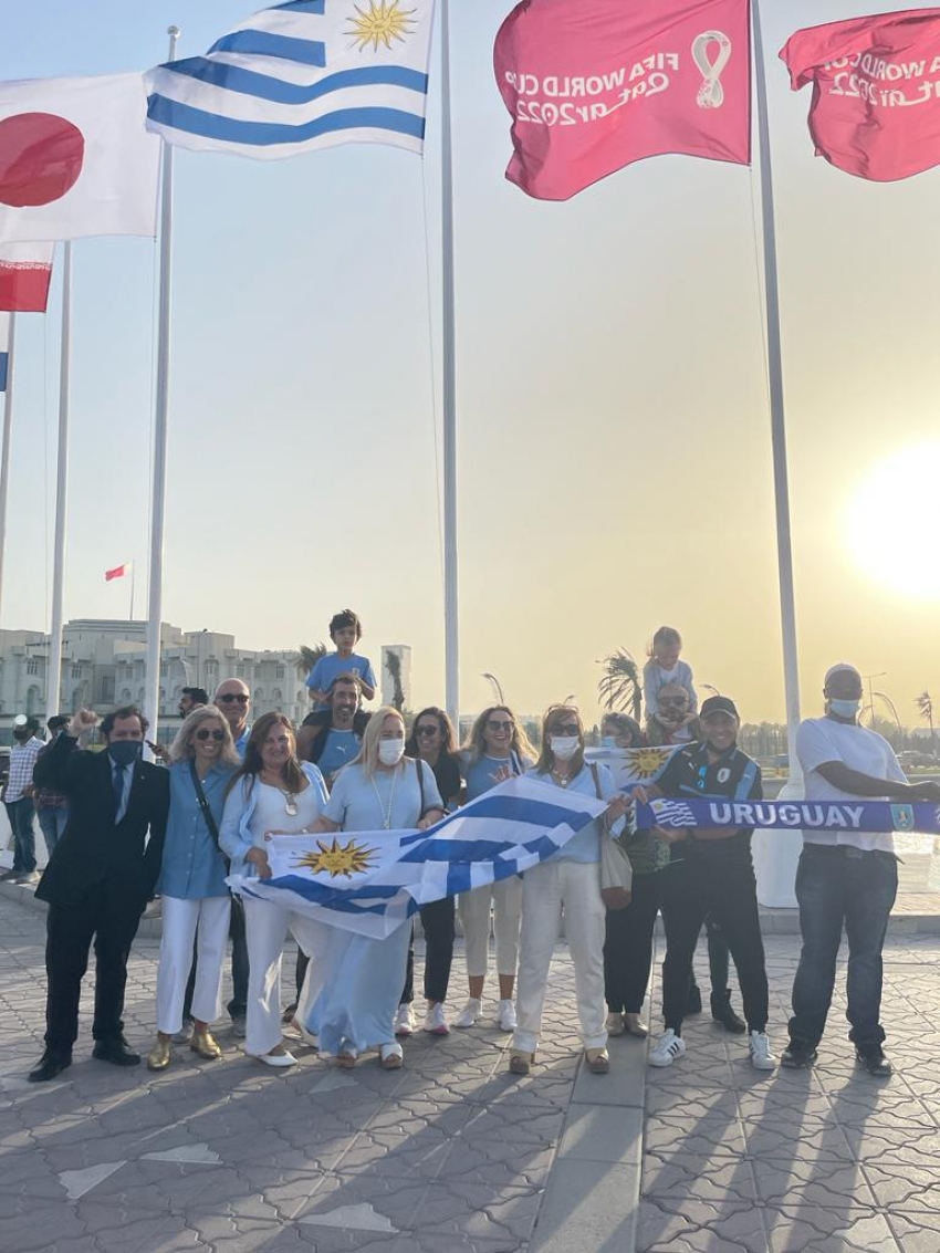 La bandera uruguaya izada en la Corniche de Doha