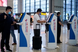 Pasajeros en el aeropuerto de Shanghai.