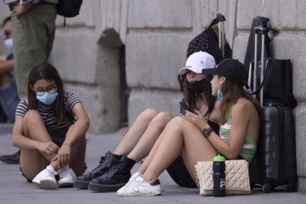 Tres j&oacute;venes con maletas a 7 de junio de 2021, en Madrid (Espa&ntilde;a).