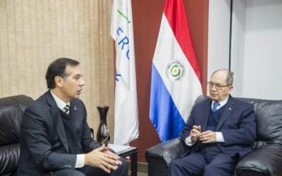 Presidente Ejecutivo de Amaszonas del Paraguay, Alberto Cabrera, y Viceministro de Relaciones Econ&oacute;micas e Integraci&oacute;n, embajador Rigoberto Gauto.