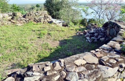 Varios sectores del muro del Fuerte Borbón se desmoronan sin que las autoridades competentes concreten planes para preservar este sitio histórico.