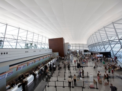 Tras el cierre de Pluna, 10 destinos siguen sin vuelos