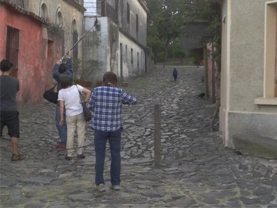 Un niño y mascotas en Calle de los Suspiros, Colonia