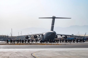 Soldados estadounidenses, asignados a la 82&ordf; Divisi&oacute;n Aerotransportada, llegan para proporcionar seguridad en apoyo de la Operaci&oacute;n Refugio de los Aliados en el Aeropuerto Internacional Hamid Karzai en Kabul, Afganist&aacute;n, 20 de agosto de 2021.