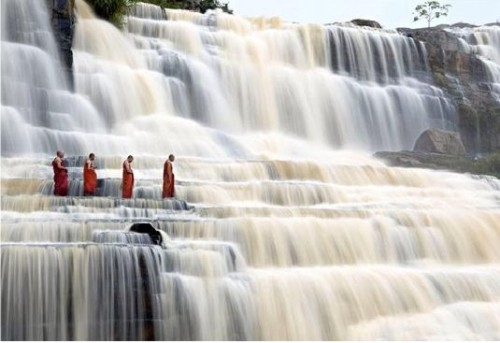 Cascadas de Pangour, atravesadas por monjes budistas