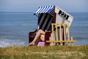 Una mujer toma el sol en una playa de Baja Sajonia.