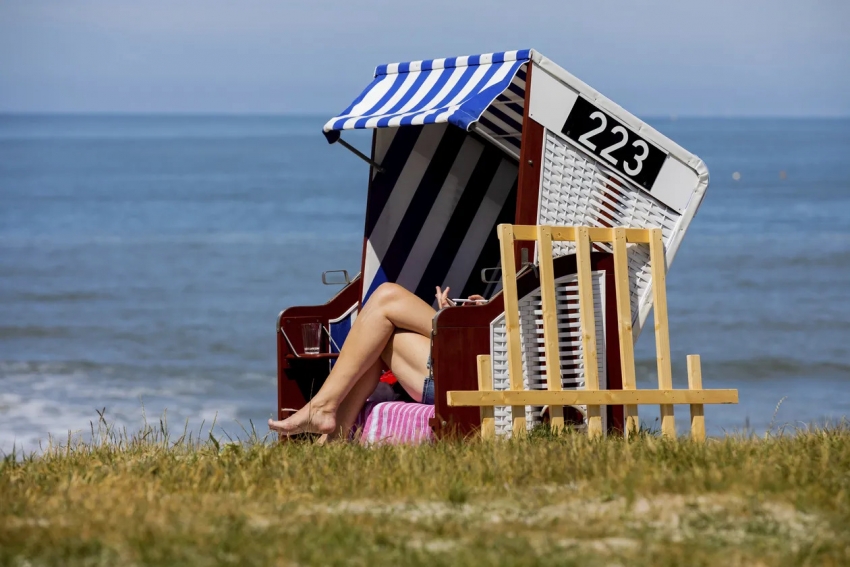 Una mujer toma el sol en una playa de Baja Sajonia.