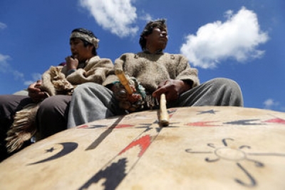 Fotografía de archivo del 7 de diciembre de 2012 que muestra dos hombres tocando instrumentos de música tradicionales, en la comunidad mapuche Llaguepulli a orillas del Lago Budi, en la región de la Araucanía, Chile. La comunidad Llaguepulli, en pleno corazón del territorio mapuche en el sur de Chile, ha apostado por el turismo étnico para preservar su ancestral cultura, que ha perdurado a lo largo de los tiempos. 
