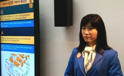 Chihira Kanae, humanoide de Toshiba presente en la ITB como azafata de congresos y conserje de hotel.