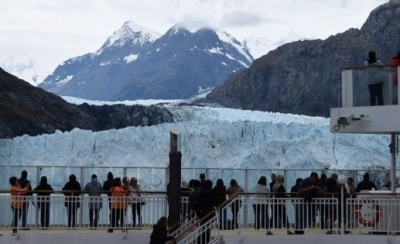 Cubierta del barco Norwegian Pearl (NCL) con los pasajeros viendo el Glaciar Margarita a unos metros en la Bah&iacute;a de los Glaciares (Alaska).