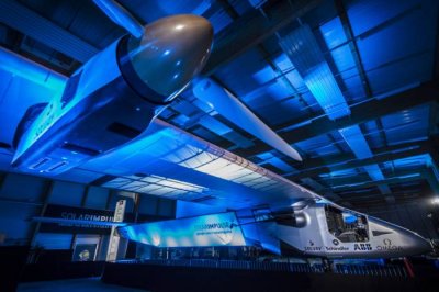 El Solar Impulse 2 tiene alas m&aacute;s grandes que un Boeing, pero pesa apenas lo que un auto peque&ntilde;o. 