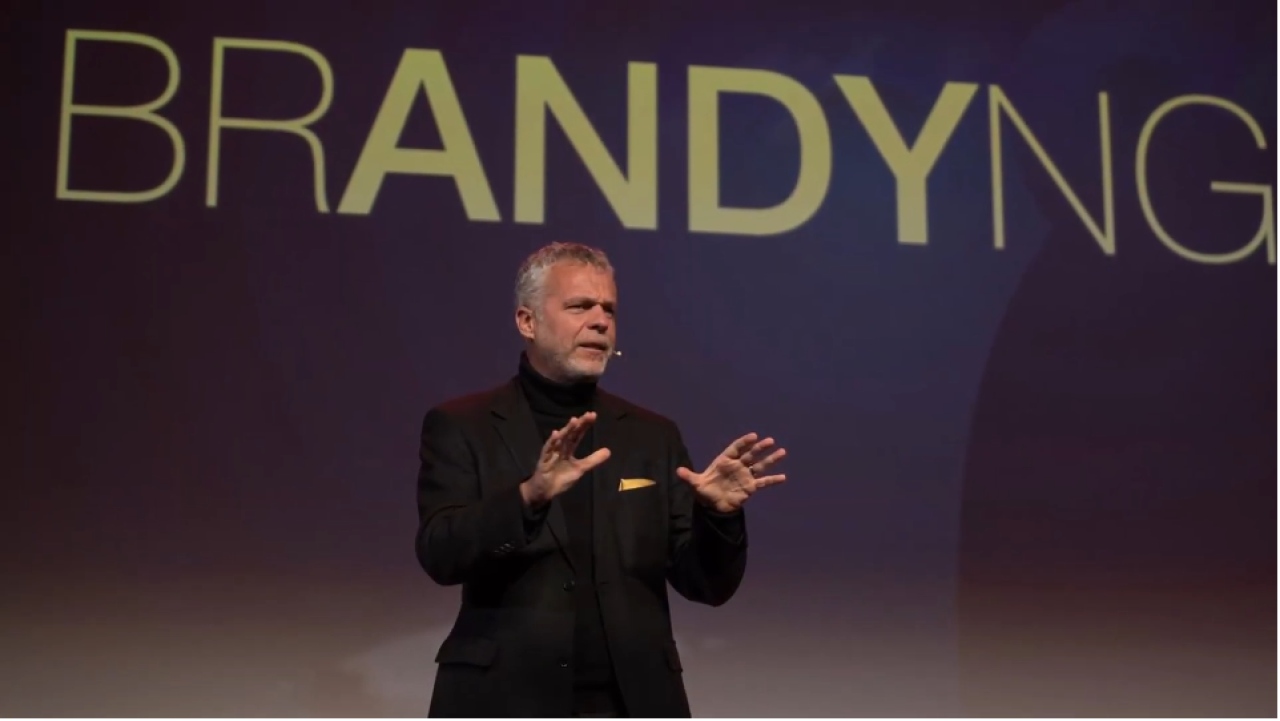 Mr. Branding (marca de SUA), entrevistado en cadena COPE. Buemes y la F&oacute;rmula 1 en San Pablo. Celebraci&oacute;n de La Candelaria en Punta.