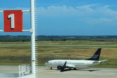 Bajo esta imagen en portada, dicen los autores: La importancia de mantener una aerol&iacute;nea de bandera nacional se centra en lo que esta representa para el pa&iacute;s en materia de aportes econ&oacute;micos, tur&iacute;sticos y sociales. 