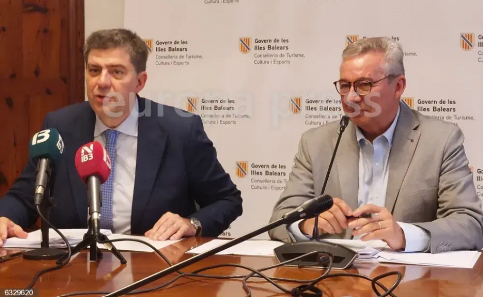 El conseller de Turismo, Cultura y Deportes, Jaume Bauzà, y el director de Turismo, Pep Aloy, en rueda de prensa