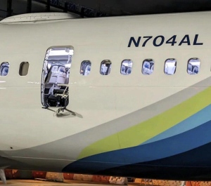 ¿Reaparece el fantasma de los Boeing 737 MAX?. Explota puerta de uno de ellos en pleno vuelo de Alaska Airlines