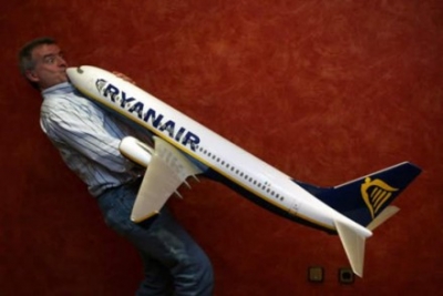 A un precio de entre uno y cuatro euros, Ryanair estudia vender asientos verticales en sus aviones
