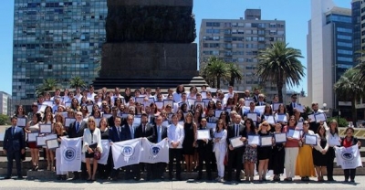 La tradicional foto de los graduados junto a sus profesores en la Plaza Independencia .