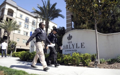 Agentes federales frente al complejo de apartamentos Carlyle, en Irvine, California, donde se sospecha se venden paquetes de maternidad para mujeres extranjeras.