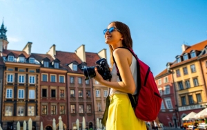 Una turista buscando nuevos recorridos por las calles de Varsovia.
