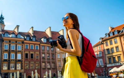 Una turista buscando nuevos recorridos por las calles de Varsovia.