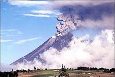 Ecuador: cambian rutas a&eacute;reas por cenizas volc&aacute;n  