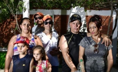 Foto familiar de cubanos que residen actualmente en el poblado de Santa Rosa