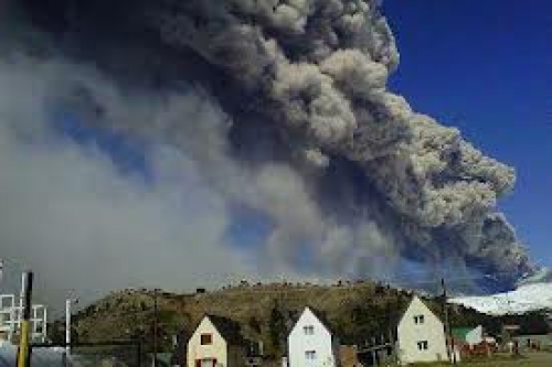 Baja la actividad del volc&aacute;n Copahue, pero sigue el alerta naranja