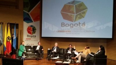 Alcalde de Bogot&aacute; Gustavo Petro (al centro) da la bienvenida a los especialistas que debatir&aacute;n temas relacionados con el desarrollo de las ciudades.