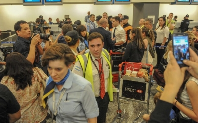 Aerol&iacute;neas Argentinas suspendi&oacute; a 376 empleados y los gremios preparan nuevas medidas