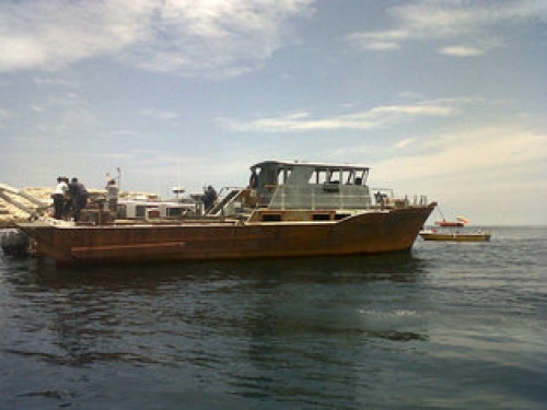 Fotograf&iacute;a sin fecha cedida el s&aacute;bado 3 de marzo de 2013, por el Instituto Oceanogr&aacute;fico de la Armada de Ecuador (Inocar) de una lancha en la Reserva Marina del Pelado desmantel&aacute;ndose, que los Ministerios de Ambiente y Defensa esperan que se convierta en hogar de especies marinas y atracci&oacute;n para buzos. Ecuador dio hoy el primer paso para la posible construcci&oacute;n de un museo submarino frente a las costas de la provincia de Santa Elena, con lo que no solo pretende incrementar el turismo en el sector sino recuperar la fauna y flora acu&aacute;tica afectadas, entre otras, por pr&aacute;cticas de pesca de arrastre. 