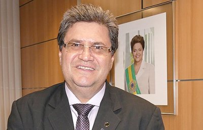 Secretario Nacional de Pol&iacute;ticas de Turismo del Ministerio de Turismo (MTur), el periodista y  diputado federal, J&uacute;nior Coimbra