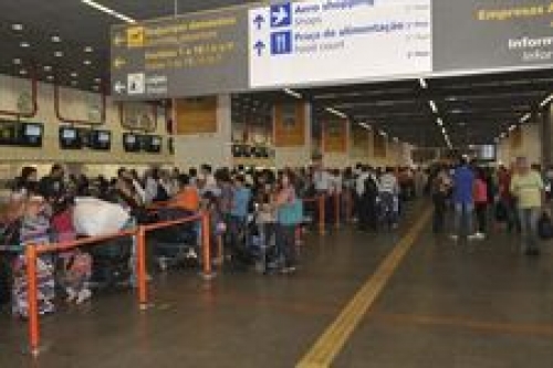 Rousseff privatiza tres aeropuertos brasile&ntilde;os