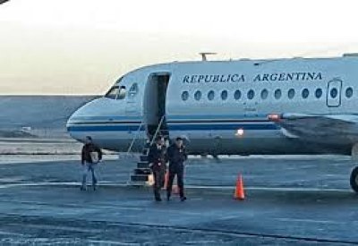 Antes de usar el Tango 03, la Presidente argentina recib&iacute;a los diarios en el sur en vuelos comerciales