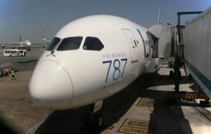 El primer 787 de LAN (CC-BBA) en uno de los fingers de Ezeiza a la espera que embarque los pasajeros del vuelo LA456 (Buenos Aires – Santiago). La aerolínea chilena es la primera operadora del Dreamliner en Latinoamérica 