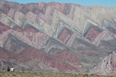 Serran&iacute;as del Hornocal. Vetas de colores desde el pie hasta la cima de un cord&oacute;n monta&ntilde;oso.