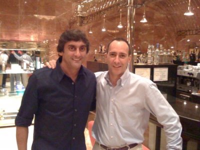 En Caracas, cuando Campiani sabía quien era su compañero de asiento, nada menos que Enzo Francescoli. El próximo lunes, en &quot;El Detrás de escena&quot; del libro, publicaremos la inédita foto del cheque con el que se pagó el charter del Pato Celeste.