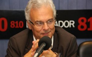 Pedro Buonomo en estudios de Radio El Espectador.