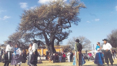 La Plaza de Armas de Ischilín congrega a los bailarines de danzas nativas.