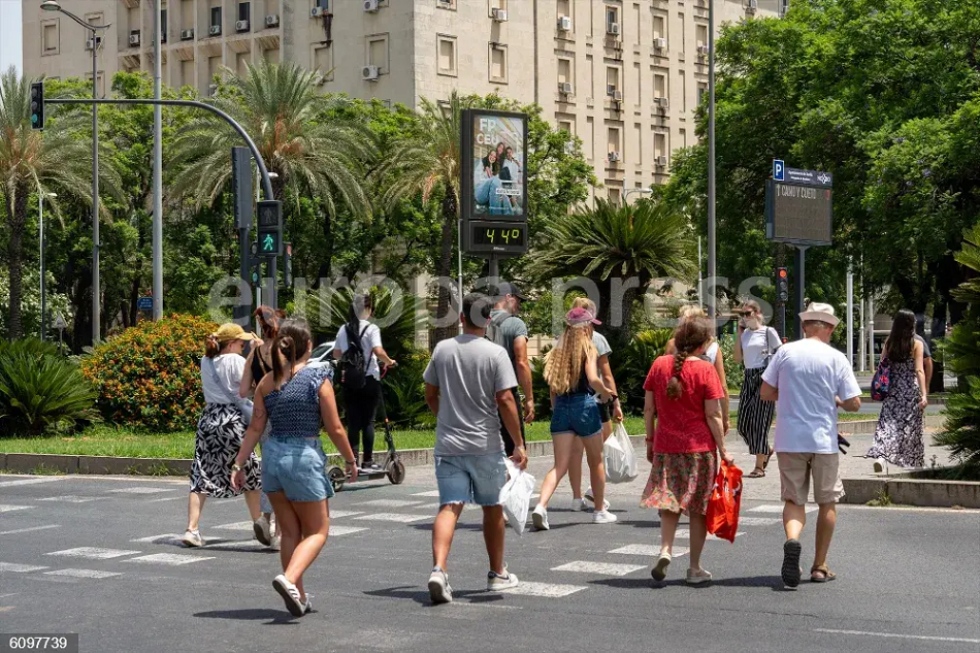 Turistas paseando en Sevilla, Andalucía (España).