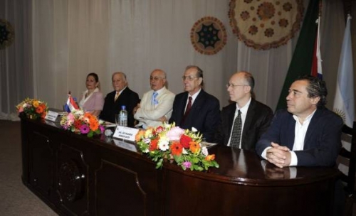 Dora Rodr&iacute;guez de Colm&aacute;n, Vicente Renna Leguizam&oacute;n, el decano Antonio Rodr&iacute;guez, el vicerrector Amado Franco, Llu&iacute;s Bonet (Espa&ntilde;a) y H&eacute;ctor Schargorodsky (Argentina). 