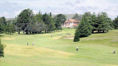 Golf Club La Cumbre, desde 1924 convoca a los apasionados del deporte. El encantador entorno serrano encaja a la perfecci&oacute;n con las construcciones de arquitectura brit&aacute;nica.