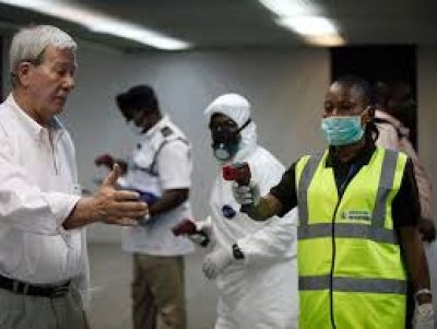 La UE debate controles anti-&eacute;bola en los aeropuertos comunitarios