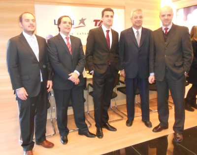 Santiago Farah, Gerente de Canales; Andr&eacute;s Gil, Gerente de Ventas; Francisco Chiari, Gerente General; Enrique Pintado, Ministro de Transporte; Antonio Car&aacute;mbula, Subsecretario de Turismo.