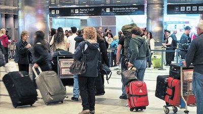 Los viajes al exterior crecieron, pero analizan más restricciones