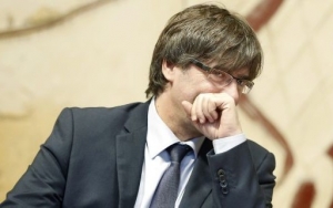 El presidente de la Generalitat, Carles Puigdemeont, en una reuni&oacute;n del gobierno catal&aacute;n. 